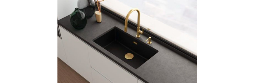 Grifo Maris Slim Clear Water de Franke con agua filtrada independiente.