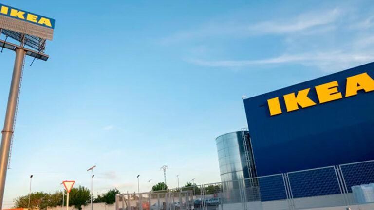 Fachada de un establecimiento IKEA ubicado en un parque comercial.