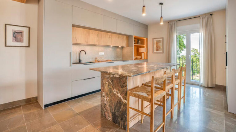 Cocina con isla LivingPino diseñada por Eurococina en una vivienda de Granada.