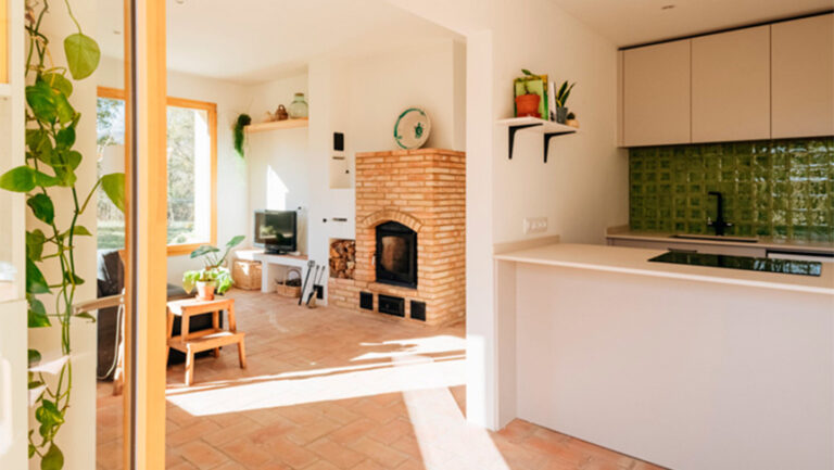 Cocina campestre diseñada por Mia Cuina con mobiliario Método.