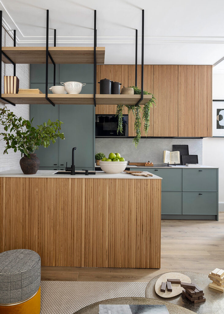 Cocina pequeña con barra multifuncional y soluciones de almacenaje para ganar espacio