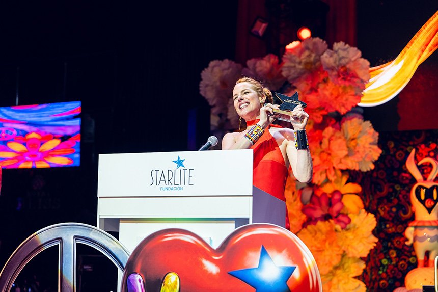 Trofeo de los Premios Fundación Starlite 2026 en Silestone Romantic Ash