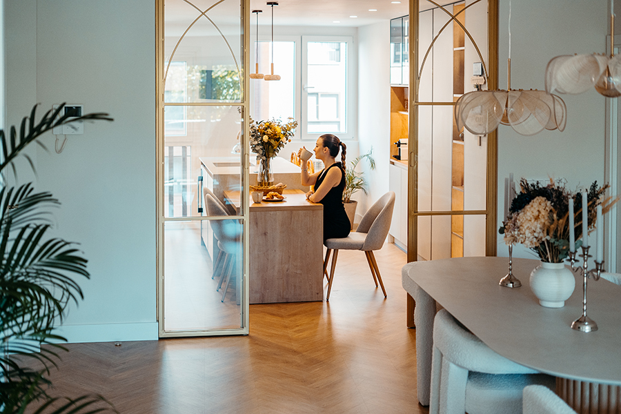 Arco Dorado, una cocina que resuelve una fachada curva