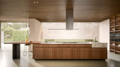 C02 de Copatlife, cocina contemporánea con isla central en madera Noce Moro