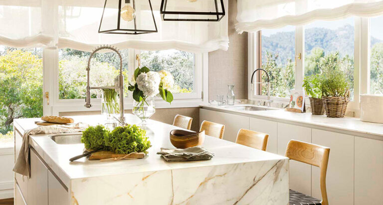 Cocina contemporánea diseñada como espacio social y funcional