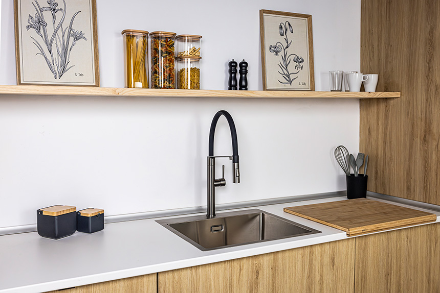 Grifo de cocina Strohm integrado en una cocina de diseño