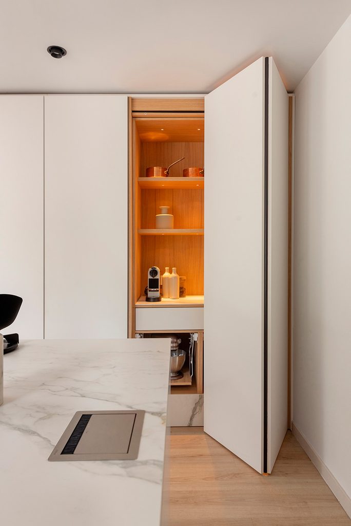 Cocina de alta gama REKKER con soluciones de almacenamiento integradas