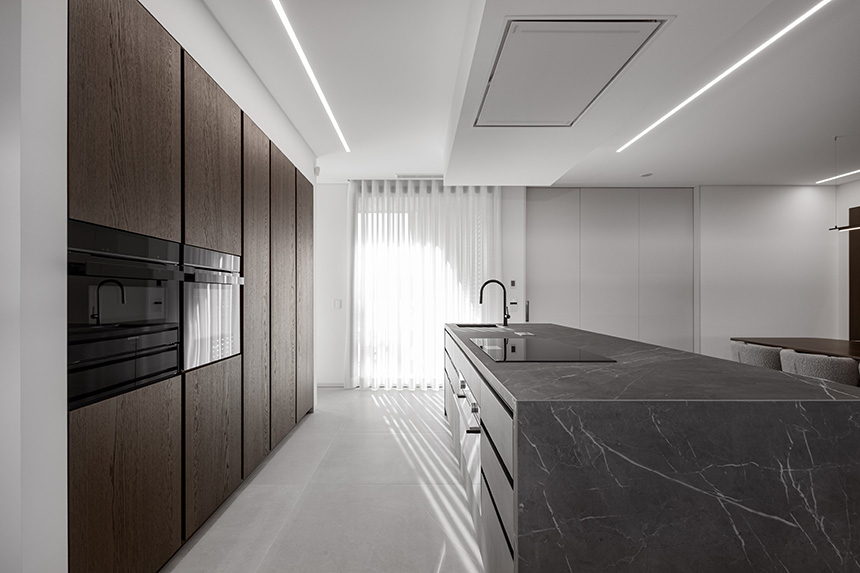 Isla de cocina con cerámica Laminam Pietra Grey de DoimoCucine