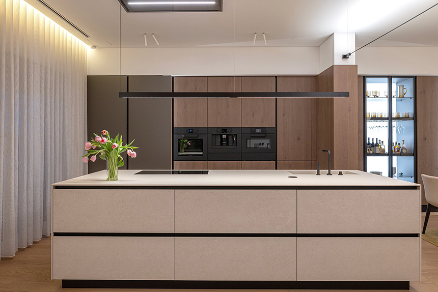 Cocina con madera natural y MDI cerámico de DoimoCucine