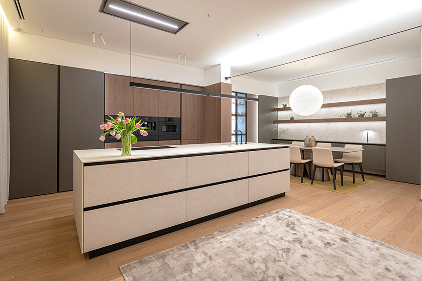 Gran isla de cocina DoimoCucine en un ático de 240 metros cuadrados