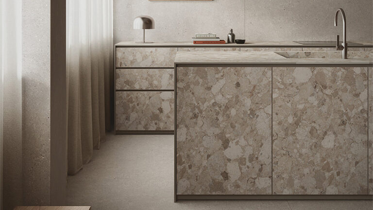 Superficie Infinity de gres porcelánico de gran formato presentada en SICI 2026