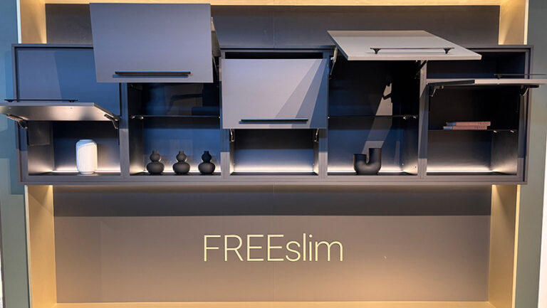 Herraje abatible Kesseböhmer FREEslim para muebles