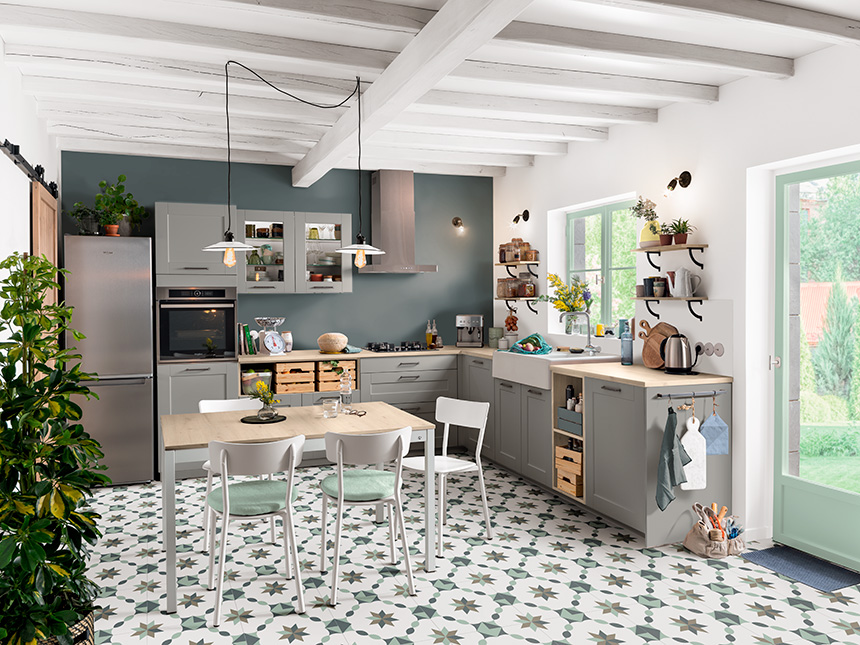 Cocina de estilo portugués con suelo estampado y muebles de inspiración tradicional
