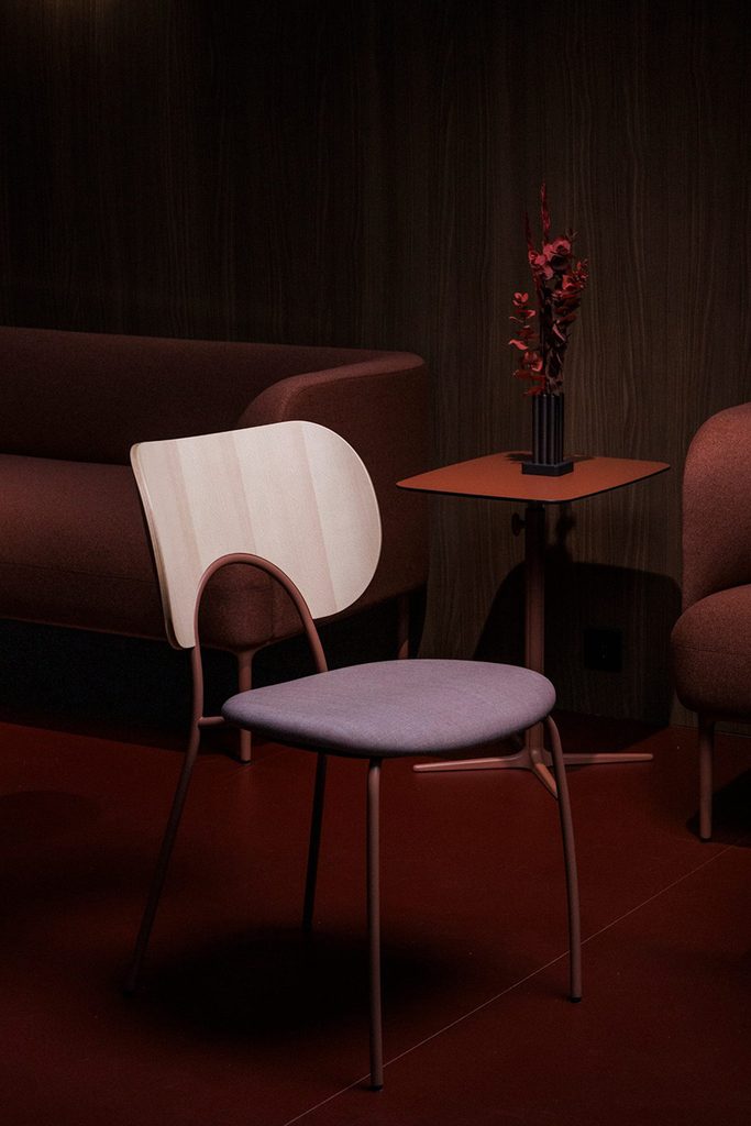 Silla Ondula de Actiu con estructura de madera y tubo de acero