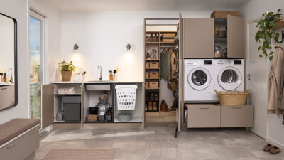 Cuarto de lavado y almacenaje de Kvik con mobiliario integrado y soluciones de organización.