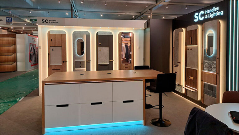 Exposición de herrajes e iluminación integrada de SC Handles & Lighting en SICAM 2026