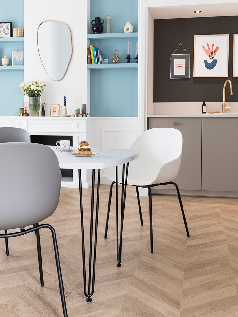 Cocina neutra con pequeños detalles de color de estilo portugués