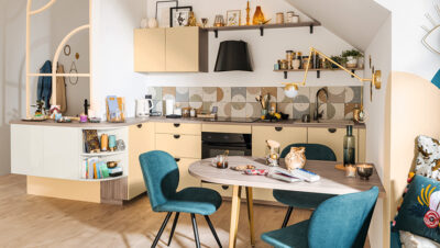 Cocina de estilo portugués con suelo estampado y muebles de inspiración tradicional