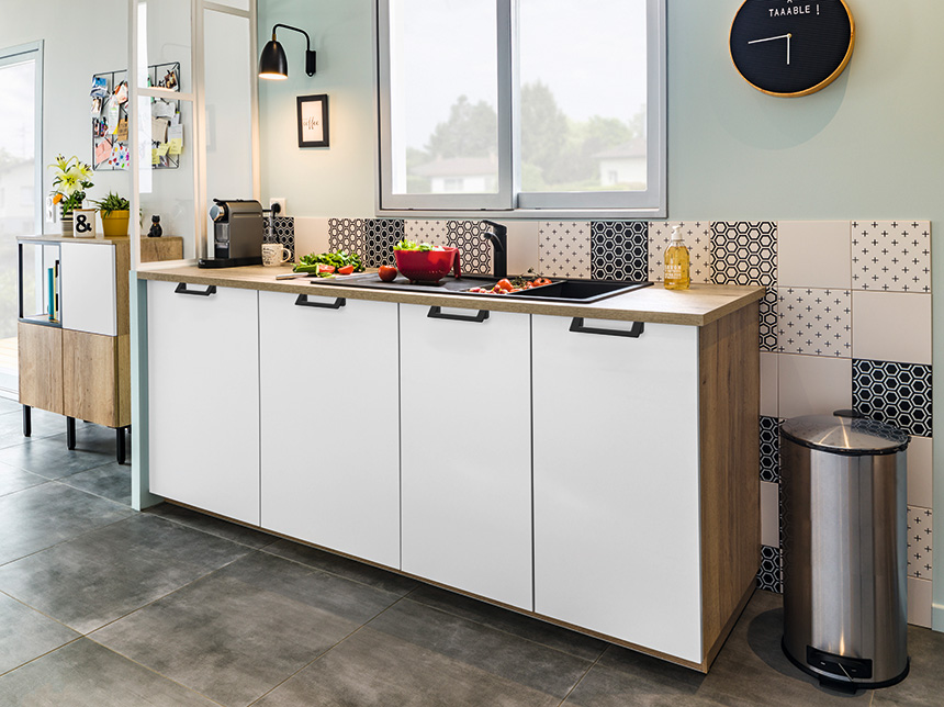 Cocina con azulejos estampados y detalles de estilo portugués
