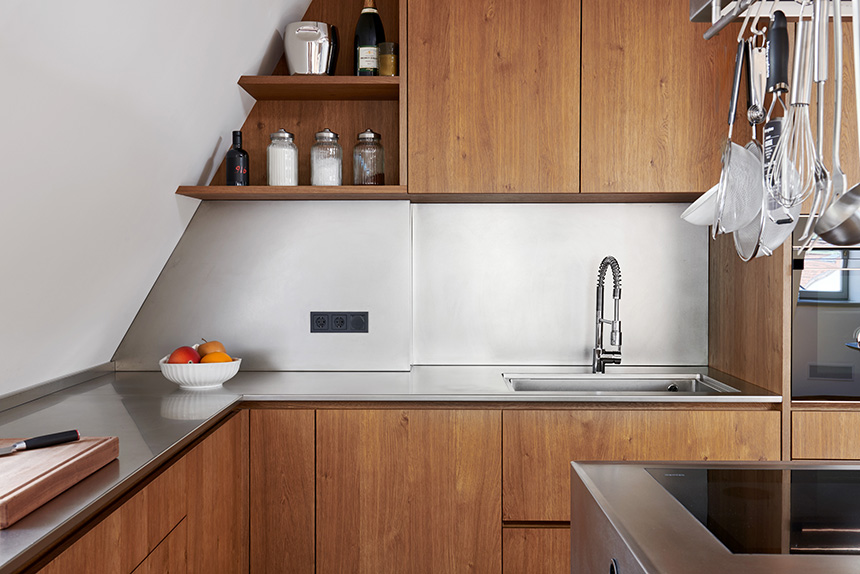 Cocina Abimis con acero inoxidable y madera en los Dolomitas