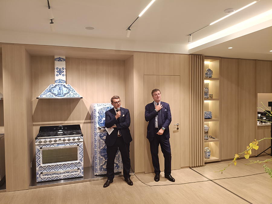 Andrea Sica (izquierda), CEO de Smeg España, y Vittorio Bertazzoni (derecha), presidente de Smeg, en la presentación de la Smeg Store Barcelona.